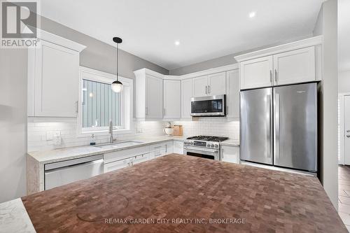 22 Riesling Drive, Niagara-On-The-Lake (Virgil), ON - Indoor Photo Showing Kitchen With Upgraded Kitchen