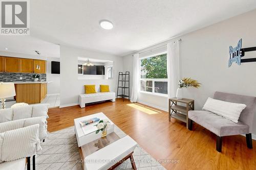 933 Glenbourne Court, Oshawa, ON - Indoor Photo Showing Living Room