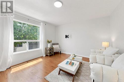 933 Glenbourne Court, Oshawa, ON - Indoor Photo Showing Living Room