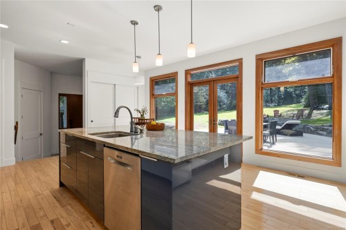 7817 Superior Rd, Lantzville, BC 
