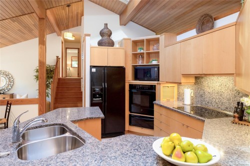 1015 Kentwood Pl, Saanich, BC 