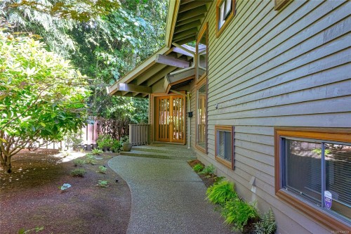 1015 Kentwood Pl, Saanich, BC 