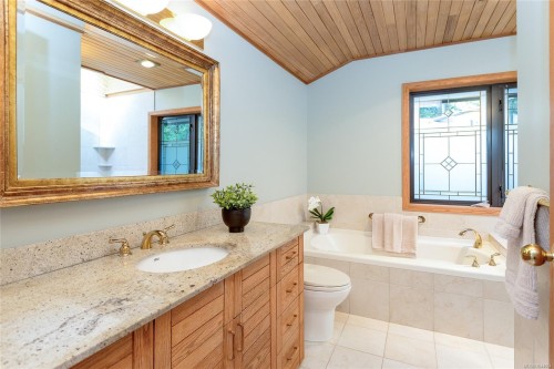 1015 Kentwood Pl, Saanich, BC 