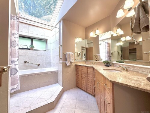 1015 Kentwood Pl, Saanich, BC 