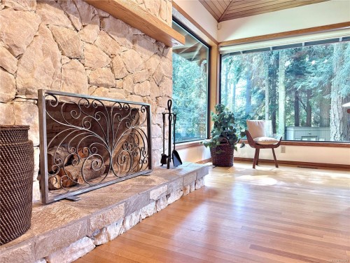 1015 Kentwood Pl, Saanich, BC 