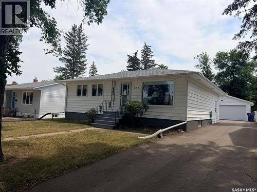 225 Dominion Road, Assiniboia, SK - Outdoor