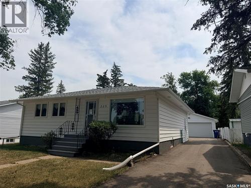 225 Dominion Road, Assiniboia, SK - Outdoor