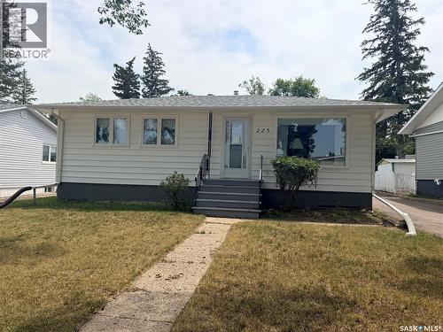 225 Dominion Road, Assiniboia, SK - Outdoor