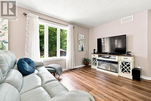 39 Lakewood Crescent, Quinte West (Murray Ward), ON - Indoor Photo Showing Living Room