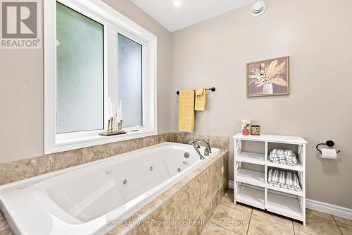 39 Lakewood Crescent, Quinte West (Murray Ward), ON - Indoor Photo Showing Bathroom