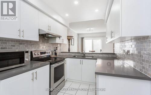 17 Manett Crescent E, Brampton, ON - Indoor Photo Showing Kitchen With Upgraded Kitchen