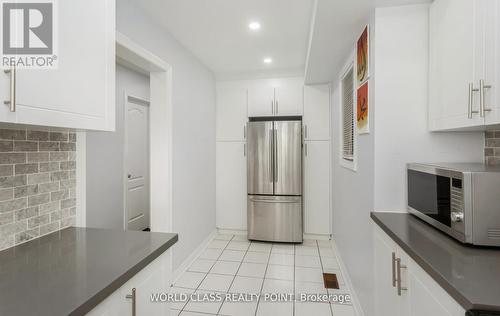 17 Manett Crescent E, Brampton, ON - Indoor Photo Showing Kitchen