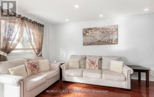17 Manett Crescent E, Brampton, ON - Indoor Photo Showing Living Room
