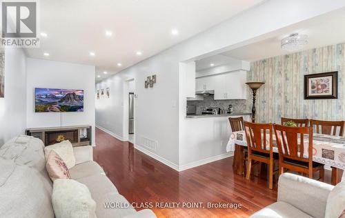 17 Manett Crescent E, Brampton, ON - Indoor Photo Showing Living Room