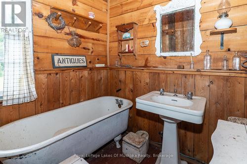 1099 Wolfkin Lake Road, Lake Of Bays (Ridout), ON - Indoor Photo Showing Bathroom