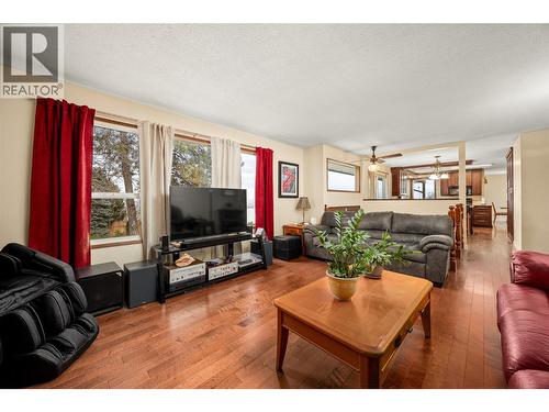 2152 Alexander Place, Westbank, BC - Indoor Photo Showing Living Room
