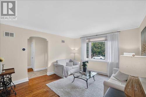 42 De Quincy Boulevard, Toronto, ON - Indoor Photo Showing Living Room