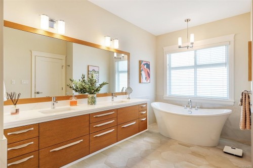 3232 Majestic Dr, Courtenay, BC 