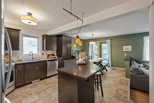 7 Elm Cr, Stonewall, MB - Indoor Photo Showing Kitchen With Double Sink
