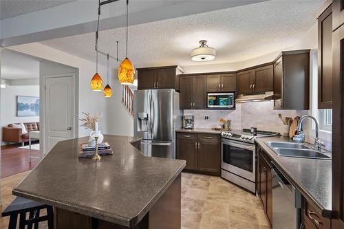7 Elm Cr, Stonewall, MB - Indoor Photo Showing Kitchen With Double Sink