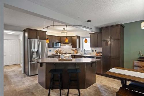 7 Elm Cr, Stonewall, MB - Indoor Photo Showing Kitchen With Upgraded Kitchen