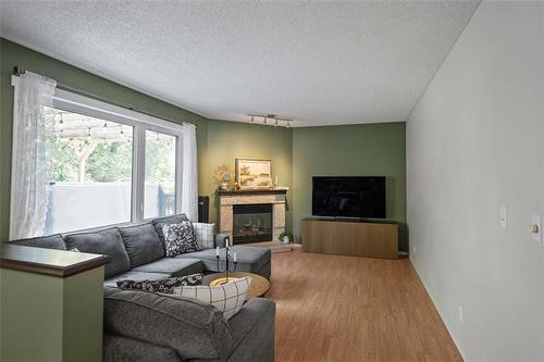 7 Elm Cr, Stonewall, MB - Indoor Photo Showing Living Room With Fireplace