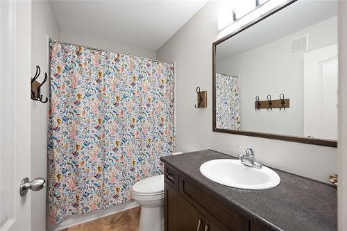 7 Elm Cr, Stonewall, MB - Indoor Photo Showing Bathroom