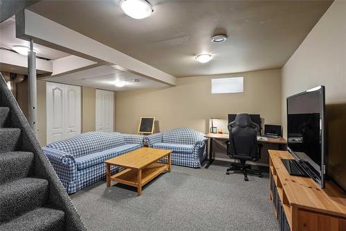 7 Elm Cr, Stonewall, MB - Indoor Photo Showing Basement