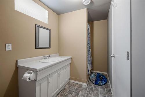 7 Elm Cr, Stonewall, MB - Indoor Photo Showing Bathroom