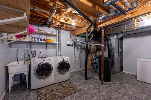 7 Elm Cr, Stonewall, MB - Indoor Photo Showing Laundry Room