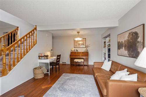 7 Elm Cr, Stonewall, MB - Indoor Photo Showing Living Room