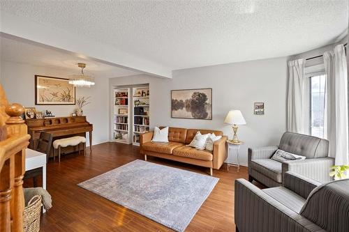 7 Elm Cr, Stonewall, MB - Indoor Photo Showing Living Room