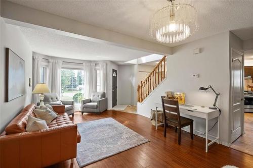 7 Elm Cr, Stonewall, MB - Indoor Photo Showing Living Room