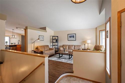 42 Oak Bay, Stonewall, MB - Indoor