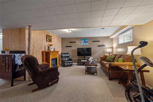 42 Oak Bay, Stonewall, MB - Indoor