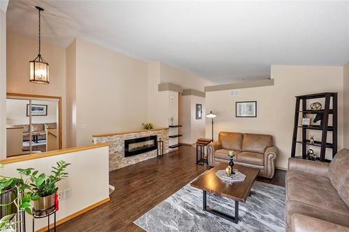 42 Oak Bay, Stonewall, MB - Indoor Photo Showing Living Room