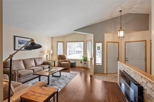 42 Oak Bay, Stonewall, MB - Indoor Photo Showing Living Room
