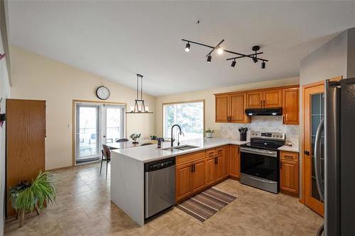 42 Oak Bay, Stonewall, MB - Indoor Photo Showing Kitchen