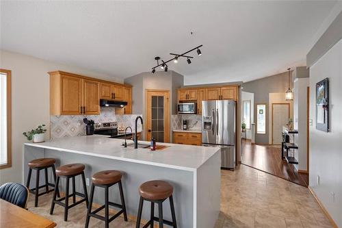 42 Oak Bay, Stonewall, MB - Indoor Photo Showing Kitchen