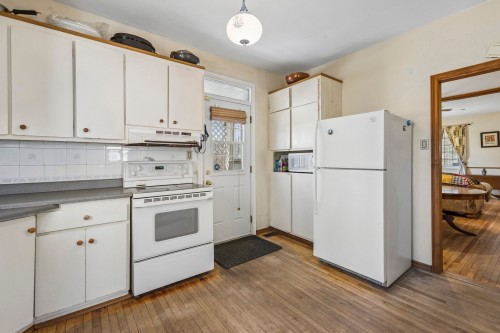 Kitchen - 25 Av. Queen, Pointe-Claire, QC - Indoor Photo Showing Kitchen