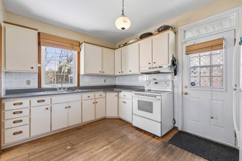 Kitchen - 25 Av. Queen, Pointe-Claire, QC - Indoor Photo Showing Kitchen With Double Sink