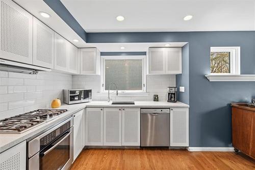 1324 Wellington Cr, Winnipeg, MB - Indoor Photo Showing Kitchen With Upgraded Kitchen