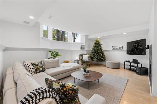1324 Wellington Cr, Winnipeg, MB - Indoor Photo Showing Living Room