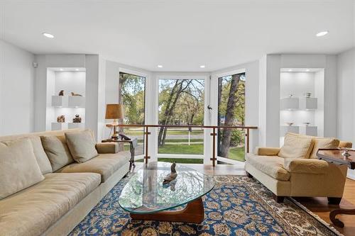 1324 Wellington Cr, Winnipeg, MB - Indoor Photo Showing Living Room