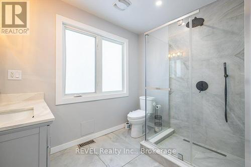 165 East West Line, Niagara-On-The-Lake (Lakeshore), ON - Indoor Photo Showing Bathroom