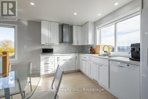 165 East West Line, Niagara-On-The-Lake (Lakeshore), ON - Indoor Photo Showing Kitchen