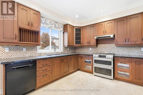 3 Prince William Way, Barrie, ON - Indoor Photo Showing Kitchen