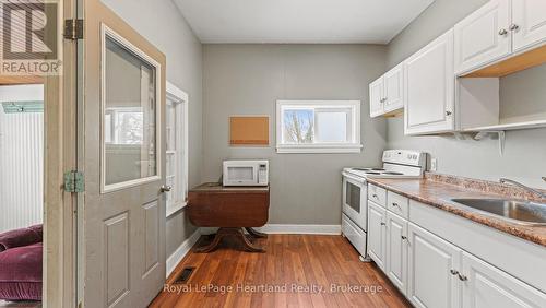 190 Albert Street, Central Huron (Clinton), ON - Indoor Photo Showing Kitchen