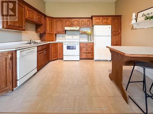 190 Albert Street, Central Huron (Clinton), ON - Indoor Photo Showing Kitchen With Double Sink