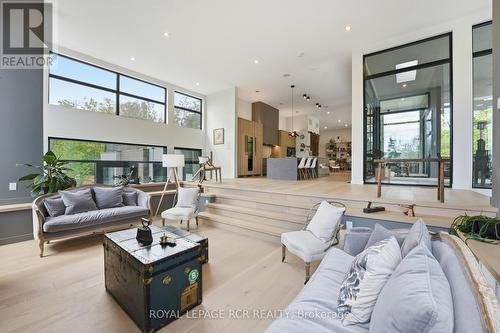 3404 Vivian Road, Whitchurch-Stouffville, ON - Indoor Photo Showing Living Room